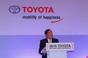 Toyota ปรับประมาณการตลาดรถยนต์ในประเทศปี 2559 คาดยอดขายรวมอยู่ที่ 740,000 คัน ลดลง 7.5% พร้อมยืนยันประเทศไทยเป็นศูนย์กลางการผลิตที่สำคัญในภูมิภาค