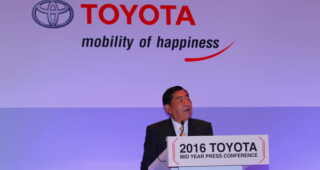Toyota ปรับประมาณการตลาดรถยนต์ในประเทศปี 2559 คาดยอดขายรวมอยู่ที่ 740,000 คัน ลดลง 7.5% พร้อมยืนยันประเทศไทยเป็นศูนย์กลางการผลิตที่สำคัญในภูมิภาค