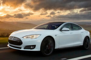 Tesla ตัดสินใจผลิตรถแบบ Q2 ต่อแม้ขาดทุนต่อเนื่อง