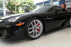 พร้อมขาย! รถหรูแบบ Lexus LFA มือสองส่งตรงถึงโชว์รูมแล้วในสหรัฐอเมริกา