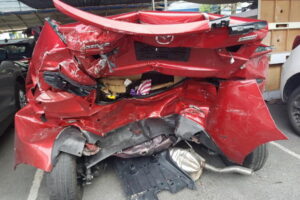 ของเค้าดีจริง! MAZDA 2 โดน Volvo ชนท้ายเละขนาดนี้ แต่มีอาการแค่ฟกช้ำ