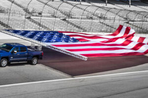 สถิติโลก! รถแบบ “2017 Chevrolet Silverado HD” ร่วมบันทึกสถิติโบกธงชาติผืนใหญ่