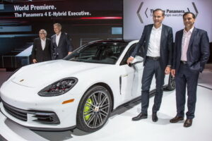 Porsche จัดเต็มโชว์ตัวรถหลายรุ่นที่ LA Auto Show
