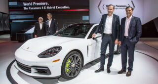 Porsche จัดเต็มโชว์ตัวรถหลายรุ่นที่ LA Auto Show