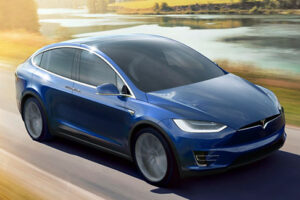 Tesla เรียกคืนรถจากปัญหาด้านการชาร์จแบตฯ