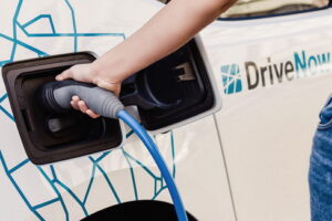 ประหยัดงบ! เผย Daimler และ BMW เตรียมจับมือกันรวมสถานีชาร์จไฟฟ้า