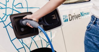 ประหยัดงบ! เผย Daimler และ BMW เตรียมจับมือกันรวมสถานีชาร์จไฟฟ้า