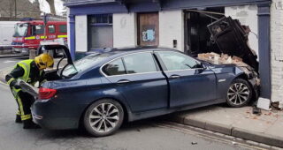 เผยรถ BMW แหกโค้งหลุดชนผับดังในลอนดอน