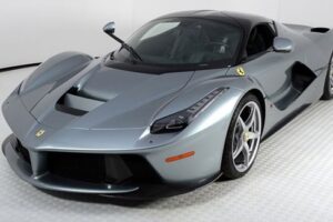 ประมูลชุดแต่งแบบ limited LaFerrari Aperta ในราคา 4 ล้านดอลล่าร์สหรัฐ