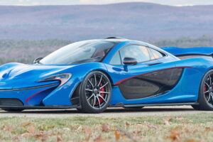 McLaren P1 สีฟ้าสดใสประมูลอย่างแพงในงานของ Gooding & Company