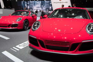 Porsche เอาบ้างเปิดตัวรถสปอร์ตพลังงานไฟฟ้าตามแบรนด์อื่นๆ