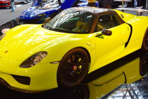 รถสปอร์ตแบบ "Porsche 918 Spyders" สีสดใสถูกประมูลแล้วกว่า 3.5 ล้านยูโรในตะวันออกกลาง