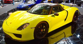 รถสปอร์ตแบบ "Porsche 918 Spyders" สีสดใสถูกประมูลแล้วกว่า 3.5 ล้านยูโรในตะวันออกกลาง