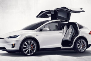 เป็นเรื่อง! ผู้ใช้ Tesla Model X ร้องคืนเงินหลังประตูเปิดที่ความเร็วเกือบ 100 กม./ชม. !!!
