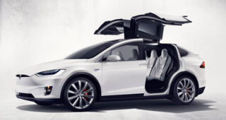 เป็นเรื่อง! ผู้ใช้ Tesla Model X ร้องคืนเงินหลังประตูเปิดที่ความเร็วเกือบ 100 กม./ชม. !!!