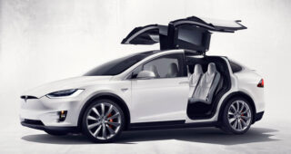 เป็นเรื่อง! ผู้ใช้ Tesla Model X ร้องคืนเงินหลังประตูเปิดที่ความเร็วเกือบ 100 กม./ชม. !!!