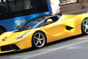 ขาซิ่ง! แชะภาพ "ซลาตัน" ซึ่งรถสปอร์ตแบบ Ferrari LaFerrari สีเหลืองสุดแพง