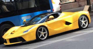 ขาซิ่ง! แชะภาพ "ซลาตัน" ซึ่งรถสปอร์ตแบบ Ferrari LaFerrari สีเหลืองสุดแพง