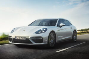 New Porsche Panamera พละกำลังมหาศาลกว่า 680 แรงม้า พร้อมเดินทางด้วยพลังงานไฟฟ้าอย่างเดียวเป็นระยะทางถึง 49 กิโลเมตร