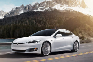 กลัวที่ไหน! ปูตินยืนยันไม่กลัว Tesla Motors สักนิดพร้อมท้าชน