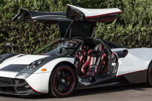อื้อหือ!! เปิดตัวรถสปอร์ตแบบ "Pagani Huayra" สีขาวเบาะแดงโคตรแจ่มเลย!!