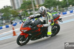 รีวิว Kawasaki Ninja 400 ใหม่ สัมผัสสปอร์ตคันใหม่ ตัวตายตัวแทน Ninja 300 ในสนาม ต้น-กลางจัดจ้านขึ้น แต่เบาคล่องกว่าเดิม