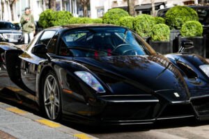 อย่างงามเลย! แอบถ่าย "Ferrari Enzo" อีกหนึ่งรถระดับตำนานสุดหายากใจกลาง Paris