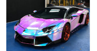 เนี้ยบมาก! ชมรถสปอร์ต Lamborghini Aventador ตกแต่งสีแบบ Hologram