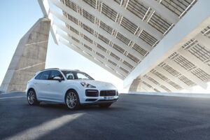 Porsche Cayenne ใหม่ เพิ่มทางเลือกด้วยรุ่น E-Hybrid
