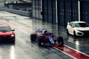 อย่างเจ๋ง! สองนักขับ Formula One จัดให้มาทดสอบรถแบบ "Honda Civic Type R" ในสนามทดสอบรถ