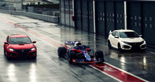 อย่างเจ๋ง! สองนักขับ Formula One จัดให้มาทดสอบรถแบบ "Honda Civic Type R" ในสนามทดสอบรถ