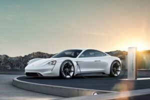 TAYCAN รถสปอร์ตพลังงานไฟฟ้าสมบูรณ์แบบคันแรกจาก Porsche