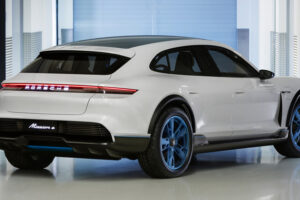 อย่างหรูเลย!!! Porsche พร้อมเปิดตัวรถแบบ "Mission E Cross Turismo"