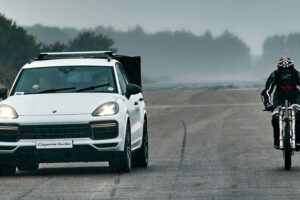 นักขี่ชื่อดังทำลายสถิติโลกปั่นจักรยานเร็วที่สุดในโลกกับ "Porsche Cayenne Turbo"