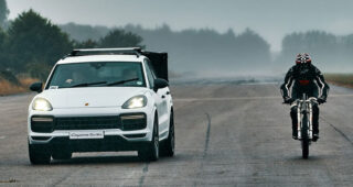 นักขี่ชื่อดังทำลายสถิติโลกปั่นจักรยานเร็วที่สุดในโลกกับ "Porsche Cayenne Turbo"