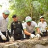 นายพิทักษ์ ดร.รอยล พล.ต.อุกฤษฏ์ และคณะจิตอาสา ร่วมกันสร้างฝายหินก่อ