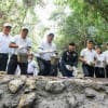 ภาพบรรยากาศการสร้างฝายหินก่อ_คณะผู้บริหาร