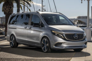 แอบแชะภาพ Mercedes-Benz นำรถแบบ "Concept EQV Model" มาทดสอบกลางเมือง