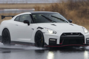 ทดสอบ "Nissan GT-R Model" ในสนามโดยใช้ระบบอัตโนมัติ