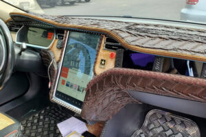 แปลกตา! เผยโฉมแต่งรถแบบ Tesla Model S พร้อมตกแต่งภายในด้วยหนังจากจระเข้