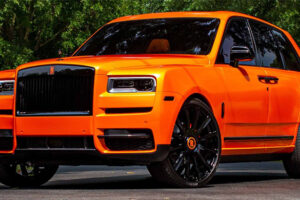 นักอเมริกันฟุตบอลจัดเต็มเปิดตัวการแต่ง "Rolls-Royce Cullinan Model" สุดสวยคันใหม่ของเขา