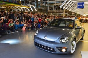 Volkswagen ปิดตำนานกว่า 81 ปีของรถเต่า หลัง Beetle คันสุดท้ายออกจากโรงงานก่อนผลิต