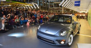Volkswagen ปิดตำนานกว่า 81 ปีของรถเต่า หลัง Beetle คันสุดท้ายออกจากโรงงานก่อนผลิต
