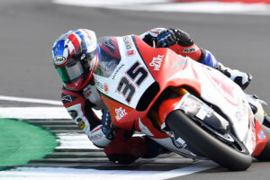 ก้อง - สมเกียรติ จันทรา บู๊เดือดไล่แซง 6 คันรวด คว้าอันดับ 16 ศึก Moto2 British GP