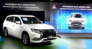 Mitsubishi จัดพิธีฉลองการผลิต Mitsubishi Outlander PHEV คันแรกในประเทศไทย