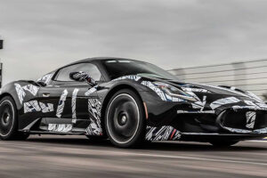 Maserati MC20 พรางตัววิ่งทดสอบในสนามแข่ง Moderna Circuit ในอิตาลี