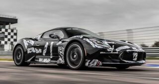 Maserati MC20 พรางตัววิ่งทดสอบในสนามแข่ง Moderna Circuit ในอิตาลี