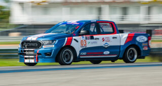 นักแข่งทีม "FORD" ฉลองชัยจากรายการ "ไทยแลนด์ ซูเปอร์ ซีรีส์ 2020" ในพิธีมอบรางวัล "The Night of Champions 2020"