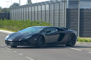 เผยคลิป Lamborghini Aventador รุ่นปริศนา? ขณะขับออกจากโรงงานในอิตาลี
