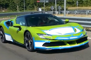 Ferrari SF90 Stradale ในชุดตัวถังสีเขียว คล้ายค่ายคู่แข่งอย่าง Lamborghini